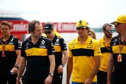 Carlos Sainz Jr., Renault Sport F1 Team parcourt la piste à pied