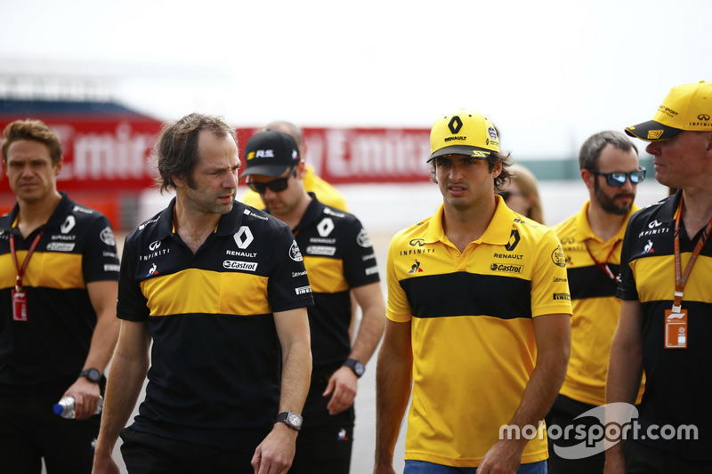 Carlos Sainz Jr., Renault Sport F1 Team walks the track