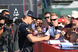 Max Verstappen, Red Bull Racing signe des autographes pour les fans