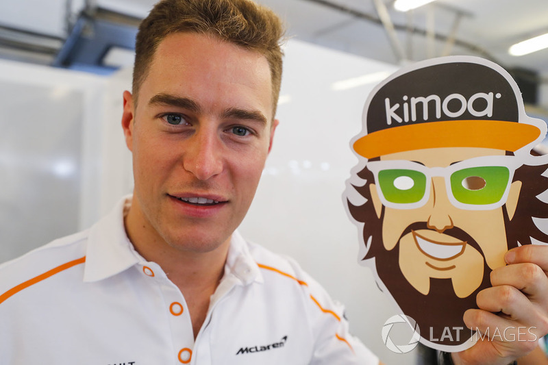 Stoffel Vandoorne, McLaren MCL33 celebrates Fernando Alonso, McLaren birthday