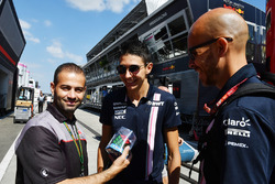 Esteban Ocon, Force India F1 with Tom Castermans, Bell Helmets F1 Co-ordinator and a Rubiks cube