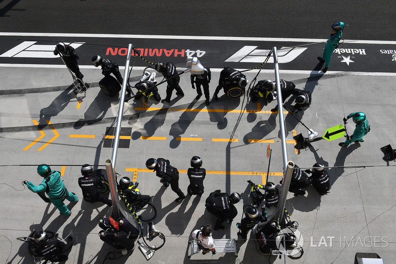 Para mekanik Mercedes AMG F1 bersiap di kotak pit