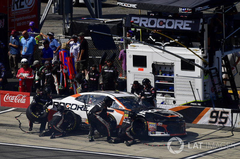 Kasey Kahne, Leavine Family Racing, Chevrolet Camaro Procore makes a pit stop, Sunoco