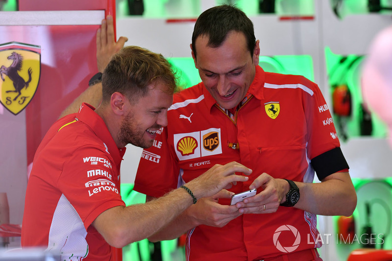 Sebastian Vettel, Ferrari y Riccardo Adami, ingeniero de carreras de Ferrari