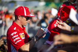 Kimi Raikkonen, Ferrari signs autographs for the fans