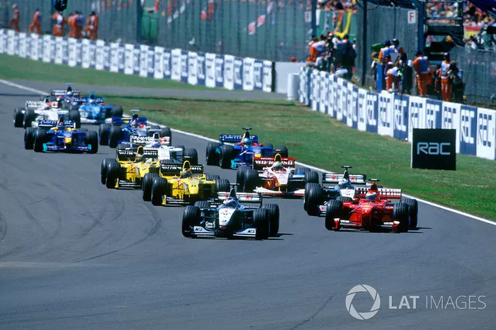 Hakkinen retuvo la ventaja y comenzó a separarse de sus rivales, e Irvine venció a Coulthard en la lucha por el segundo lugar.