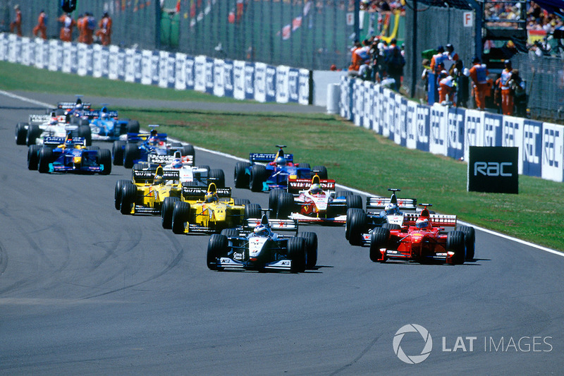 Hakkinen conservó el liderato de la carrera y comenzó a separarse de sus rivales, e Irvine adelantó a Coulthard en la lucha por el segundo lugar.