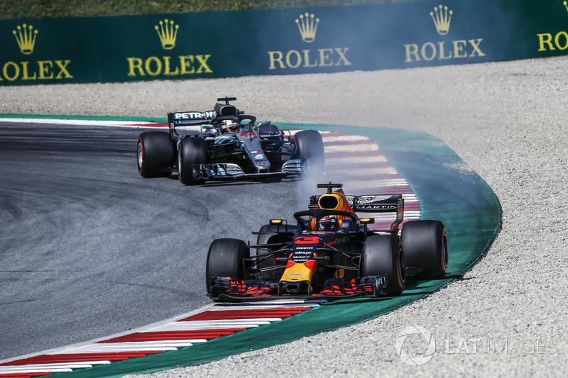 Daniel Ricciardo, Red Bull Racing RB14, con del fumo dal motore