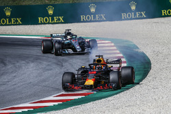 Daniel Ricciardo, Red Bull Racing RB14 met rokende motor
