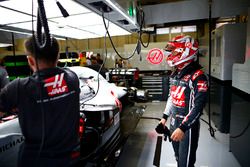 Kevin Magnussen, Haas F1 Team, nel garage del team