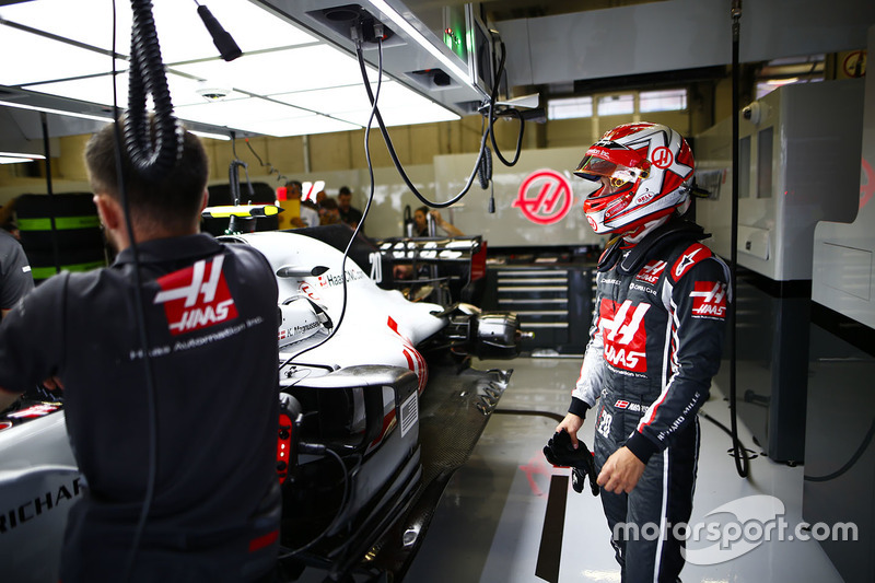 Kevin Magnussen, Haas F1 Team, en el box