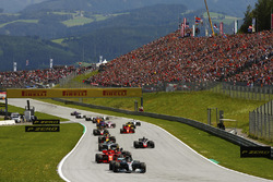 Lewis Hamilton, Mercedes AMG F1 W09, devant Kimi Raikkonen, Ferrari SF71H, Max Verstappen, Red Bull Racing RB14, Valtteri Bottas, Mercedes AMG F1 W09, Romain Grosjean, Haas F1 Team VF-18, Daniel Ricciardo, Red Bull Racing RB14, Kevin Magnussen, Haas F1 Team VF-18 et Sebastian Vettel, Ferrari SF71H at the start