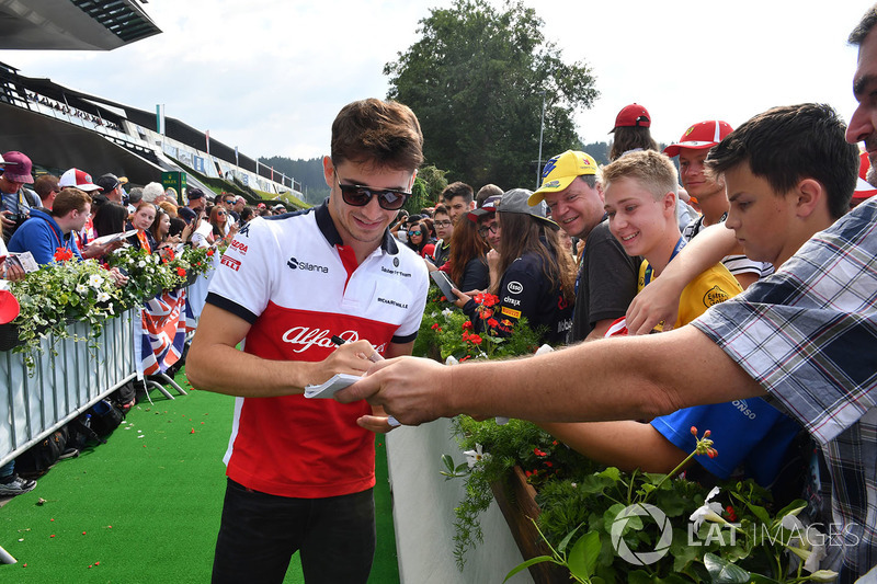 Charles Leclerc, Sauber signe des autographes pour les fans