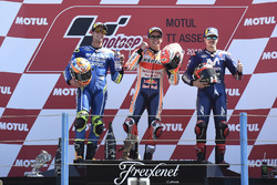 Podium: nummer twee Alex Rins, Team Suzuki MotoGP, winnaar Marc Marquez, Repsol Honda Team, nummer drie Maverick Viñales, Yamaha Factory Racing