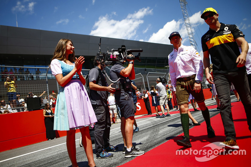 Grid kızları, Max Verstappen, Red Bull Racing, ve Nico Hulkenberg, Renault Sport F1 Team