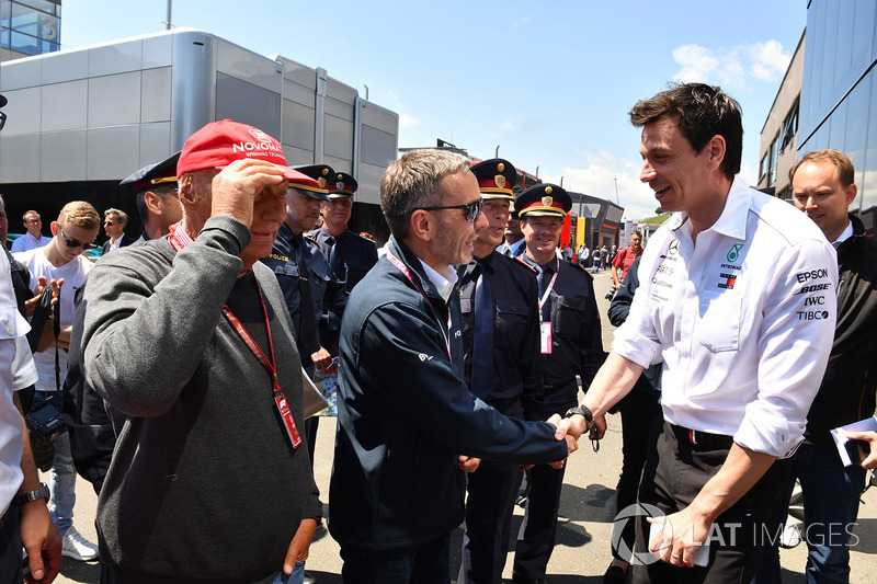 Herbert Kickl, ministro del Interior austriaco con Niki Lauda, Mercedes AMG F1 y Toto Wolff, Mercedes AMG F1