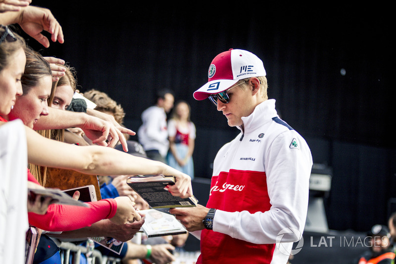 Marcus Ericsson, Sauber signs autographs for the fans