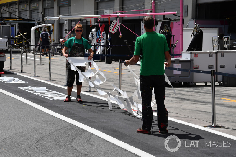 Pengecatan di pitlane