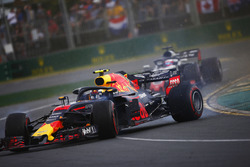 Max Verstappen, Red Bull Racing RB14 Tag Heuer, gira frente de Romain Grosjean, Haas F1 Team VF-18 Ferrari