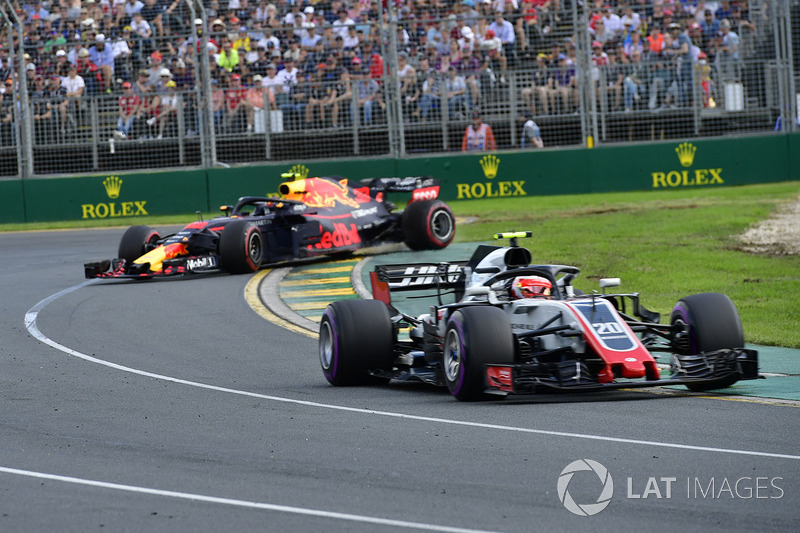 Разворот: Макс Ферстаппен, Red Bull Racing RB14, Кевин Магнуссен, Haas F1 Team VF-18