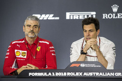 Керівник команди Ferrari Мауріці Аррівабене, керівник Mercedes AMG F1 Тото Вольфф