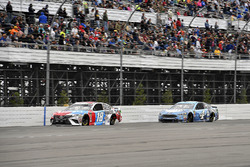 Kyle Busch, Joe Gibbs Racing, Toyota Camry M&M's Red White & Blue e Kevin Harvick, Stewart-Haas Racing, Ford Fusion Busch Beer