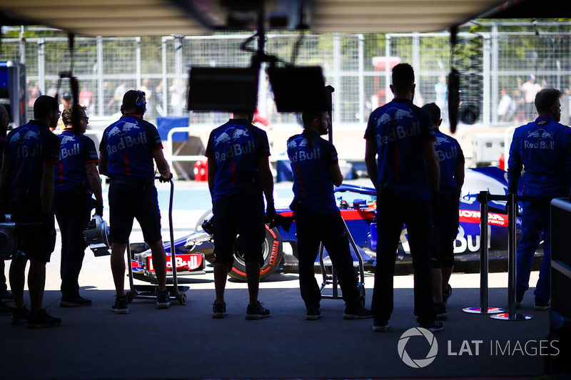 Toro Rosso engineers in the pit lane