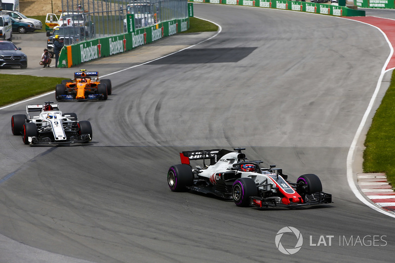 Romain Grosjean, Haas F1 Team VF-18, devant Marcus Ericsson, Sauber C37, et Stoffel Vandoorne, McLaren MCL33