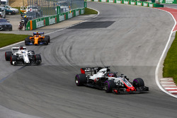 Romain Grosjean, Haas F1 Team VF-18, devant Marcus Ericsson, Sauber C37, et Stoffel Vandoorne, McLaren MCL33