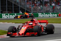 Sebastian Vettel, Ferrari SF71H, voor Max Verstappen, Red Bull Racing RB14