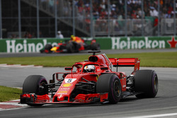 Себастьян Феттель, Ferrari SF71H, и Макс Ферстаппен, Red Bull Racing RB14