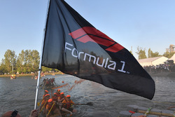 Un drapeau lors de la course de radeaux