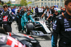 Engineers on the grid with the car of Lewis Hamilton, Mercedes AMG F1 W09