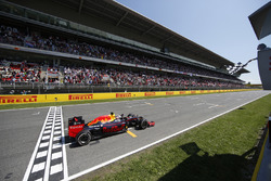 Max Verstappen, Red Bull Racing RB12 TAG Heuer krijgt de vlag