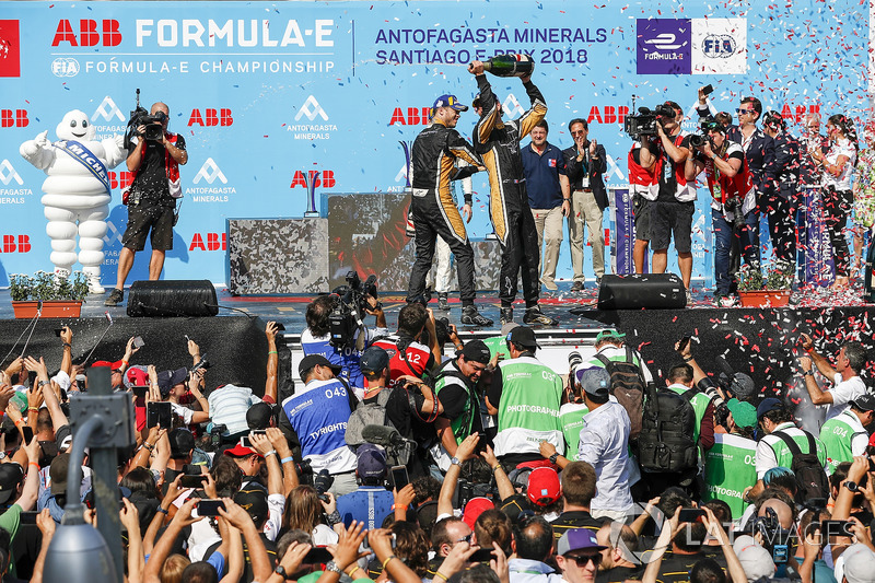 Podio: ganador de la carrera Jean-Eric Vergne, Techeetah, Andre Lotterer, Techeetah celebra