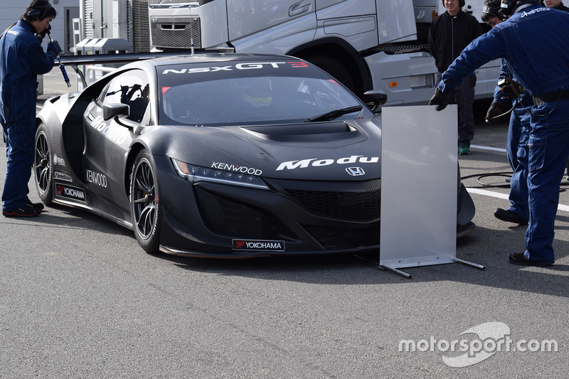 パドックでピット作業を行うModulo Drago CORSE NSX GT3