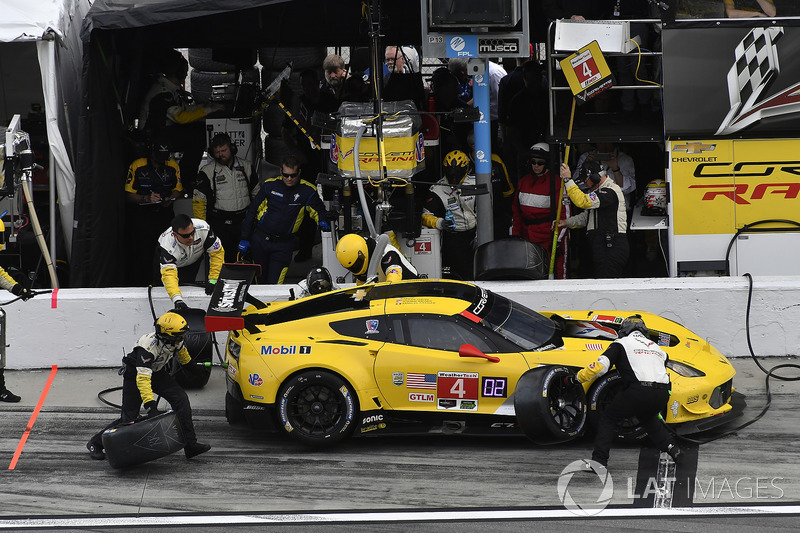#4 Corvette Racing Chevrolet Corvette C7.R, GTLM: Oliver Gavin, Tommy Milner, Marcel Fassler pit stop