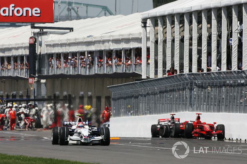 Robert Kubica, BMW Sauber F1.08, passiert die Unfallautos von Kimi Räikkönen, Ferrari F2008, und Lewis Hamilton, McLaren MP4-23