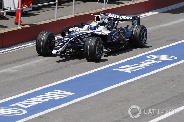 Nico Rosberg, Williams FW30, entra para reemplazar un alerón delantero
