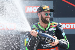 Sur le podium, le vainqueur Tom Sykes, Kawasaki Racing