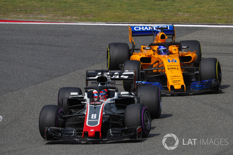 Romain Grosjean, Haas F1 Team VF-18 Ferrari, Fernando Alonso, McLaren MCL33 Renault