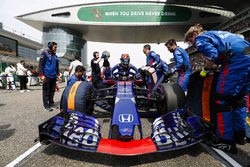 Инженеры Scuderia Toro Rosso работают с автомобилем STR13 Брендона Хартли