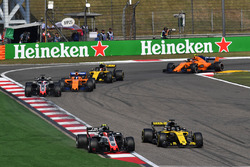 Kevin Magnussen, Haas F1 Team VF-18 y Nico Hulkenberg, Renault Sport F1 Team R.S. 18 batalla