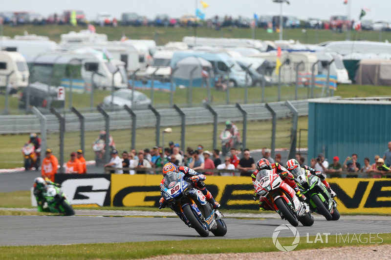Michael van der Mark, Pata Yamahaa e Lorenzo Savadori, Milwaukee Aprilia