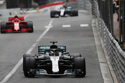 Lewis Hamilton, Mercedes AMG F1 W09, Kimi Raikkonen, Ferrari SF71H y Valtteri Bottas, Mercedes AMG F1 W09