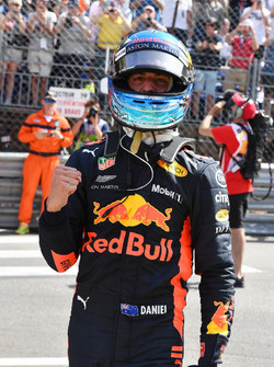 Ganador de la pole Daniel Ricciardo, Red Bull Racing celebra en parc ferme