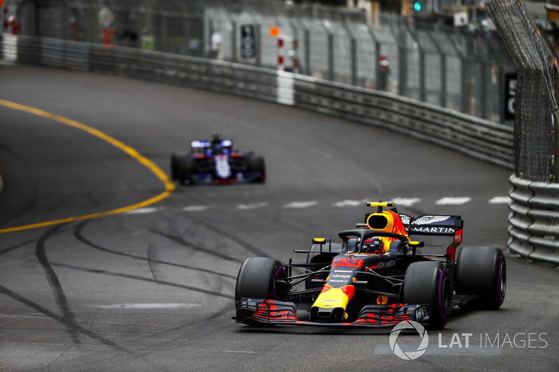 Max Verstappen, Red Bull Racing RB14, leads Brendon Hartley, Toro Rosso STR13