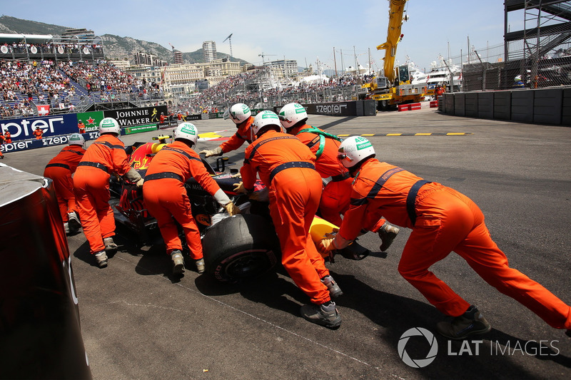 Marshals met de wagen van Max Verstappen, Red Bull Racing RB14 na crash