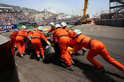 Oficiales recupera el coche accidentado de Max Verstappen, Red Bull Racing RB14
