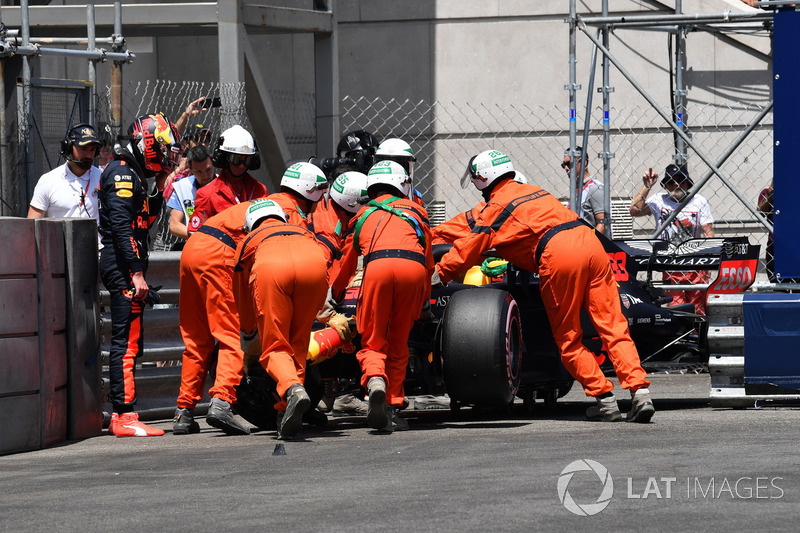 Marshals recover the crashed car of Max Verstappen, Red Bull Racing RB14